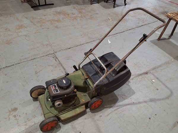Lot 445 - LAWN MOWER
