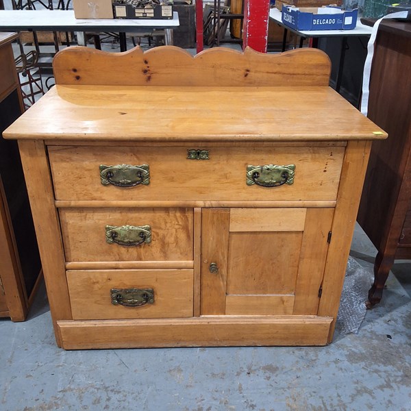 Lot 262 - WASHSTAND