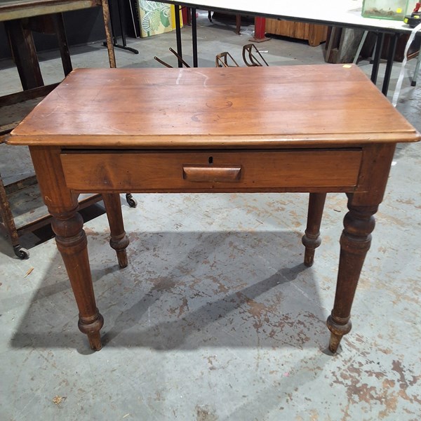 Lot 338 - DESK