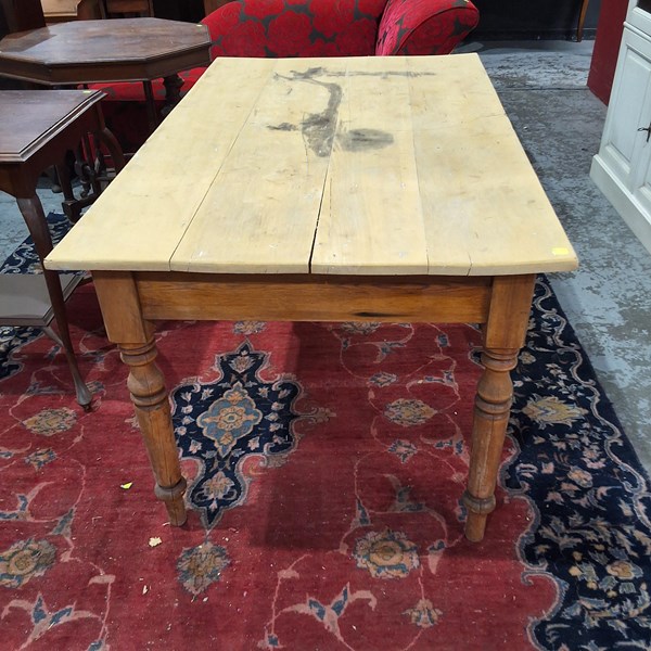 Lot 135 - KITCHEN TABLE