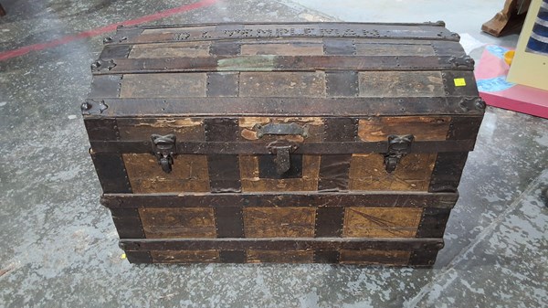 Lot 225 - SARATOGA TRUNK