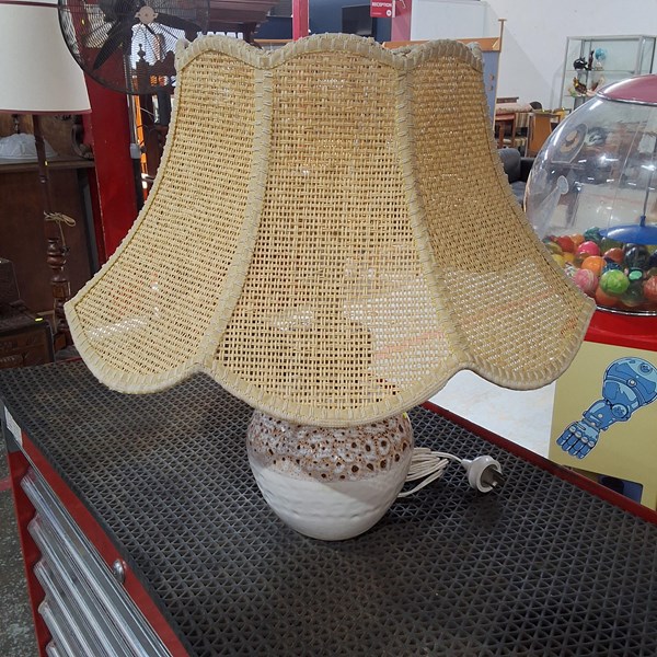 Lot 256 - TABLE LAMP