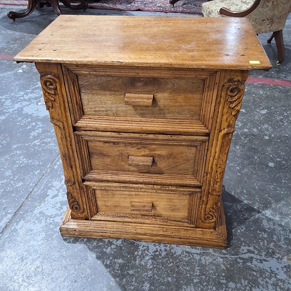 Lot 85 - BEDSIDE