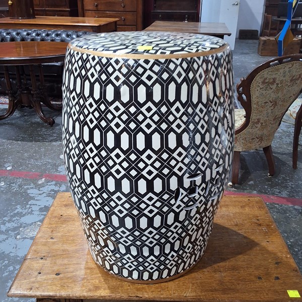 Lot 221 - STOOL