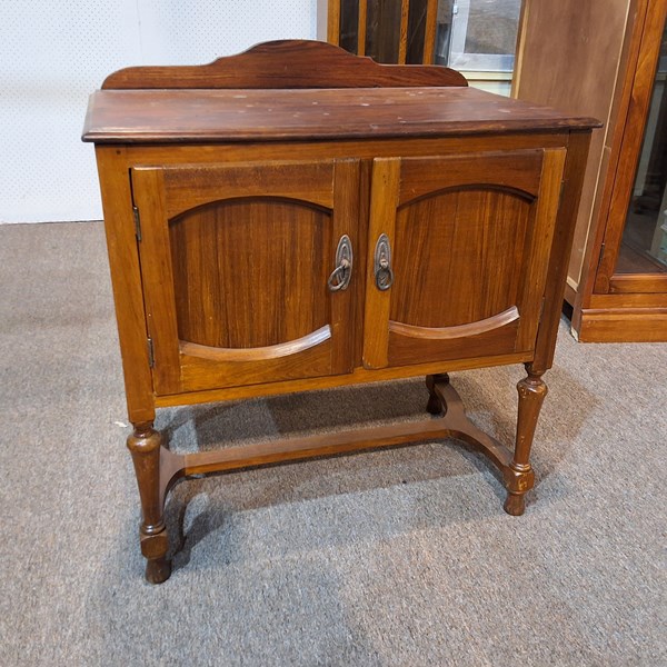 Lot 203 - WASH TABLE