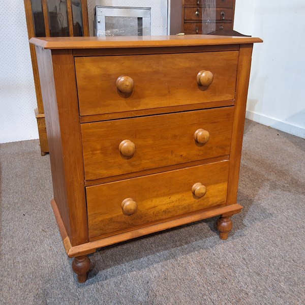 Lot 90 - CHEST OF DRAWERS
