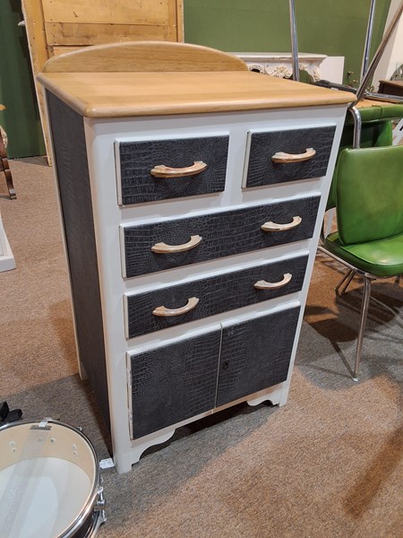 Lot 391 - PETITE CHEST OF DRAWERS