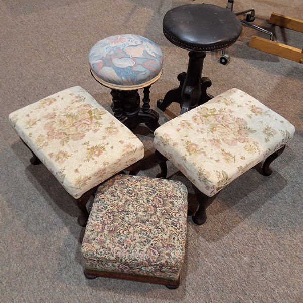 Lot 115 - LOT OF STOOLS