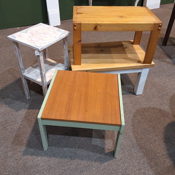 Lot 101 - LOT OF TABLES