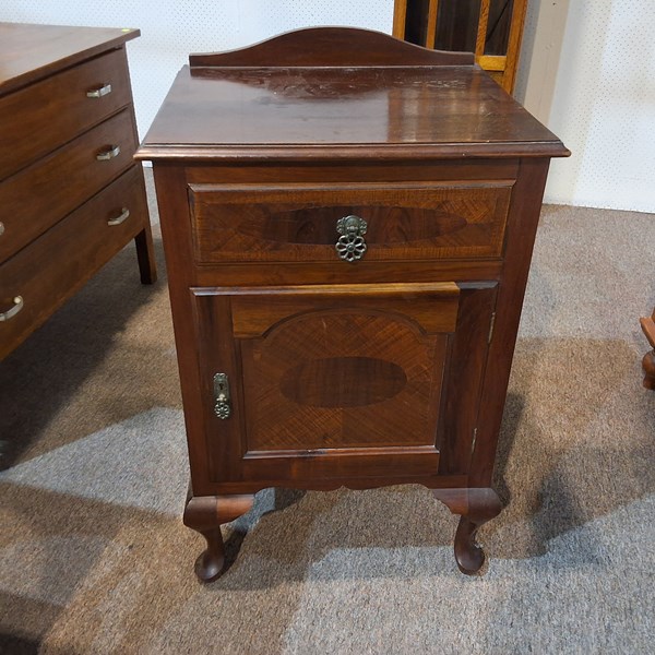 Lot 1 - CUPBOARD