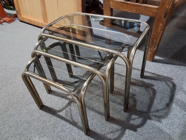 Lot 291 - NESTING TABLES