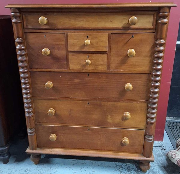 Lot 52 - CHEST OF DRAWERS