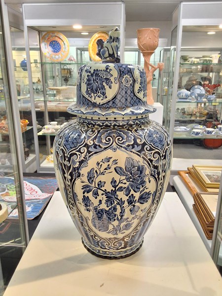 Lot 1143 - LIDDED URN