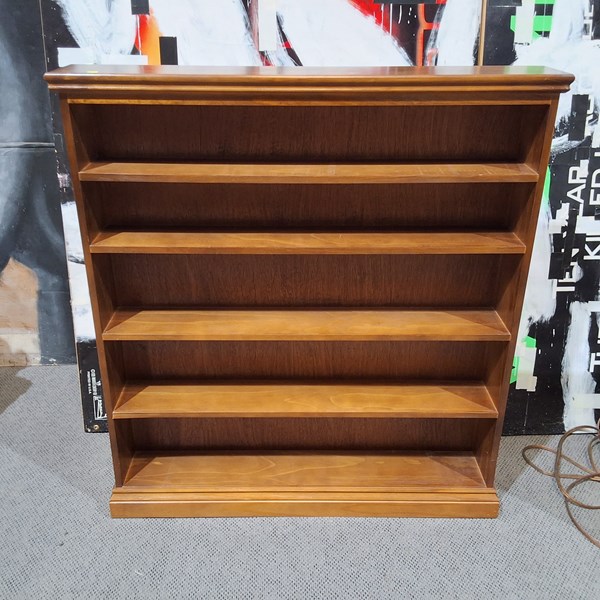 Lot 431 - PETITE BOOKSHELF