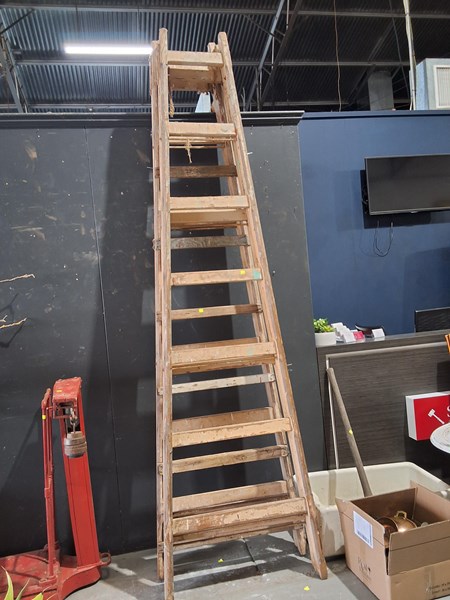 Lot 530 - LADDERS