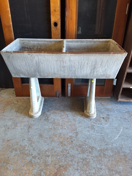 Lot 597 - TROUGH