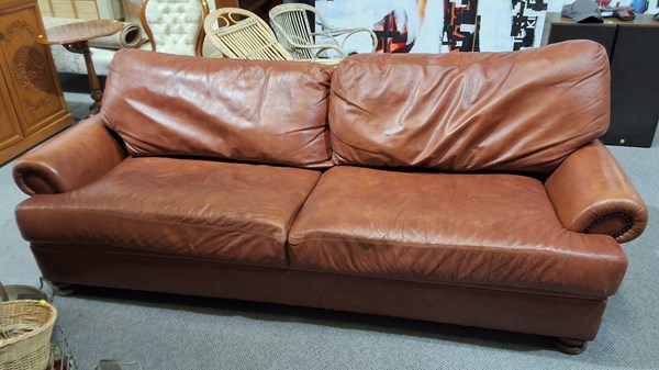 Lot 426 - LEATHER LOUNGE