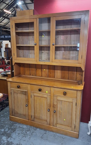 Lot 73 - DRESSER