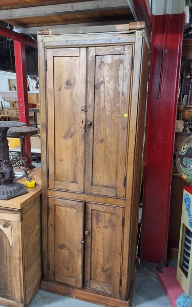 Lot 285 - LINEN PRESS