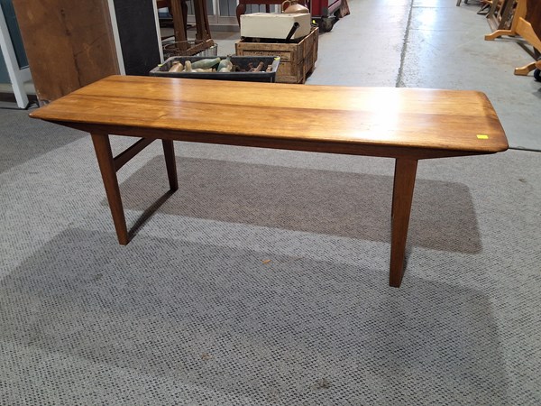 Lot 419 - COFFEE TABLE