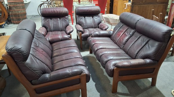 Lot 418 - LOUNGE SUITE