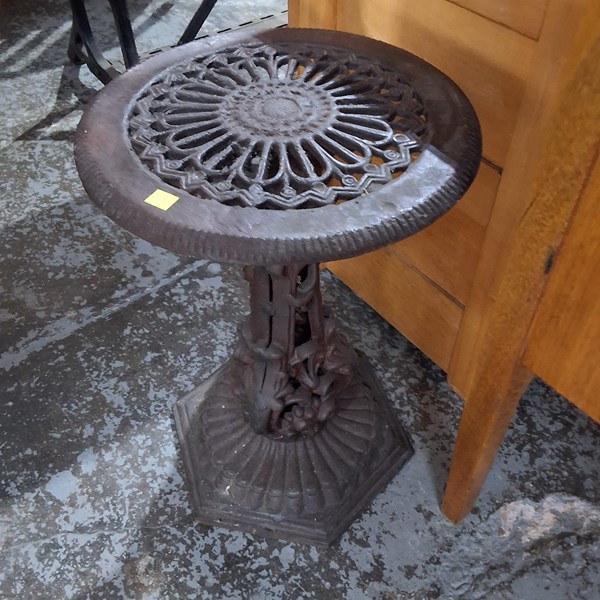 Lot 260 - GARDEN STAND