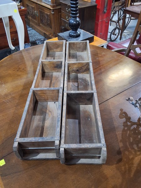 Lot 200 - PLANTERS