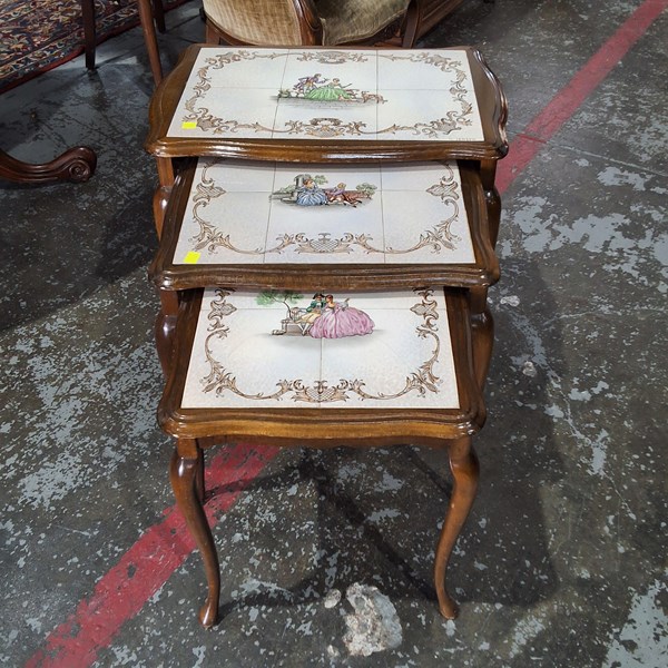Lot 278 - TABLES