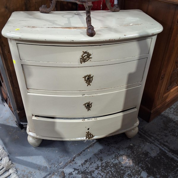 Lot 258 - CHEST OF DRAWERS