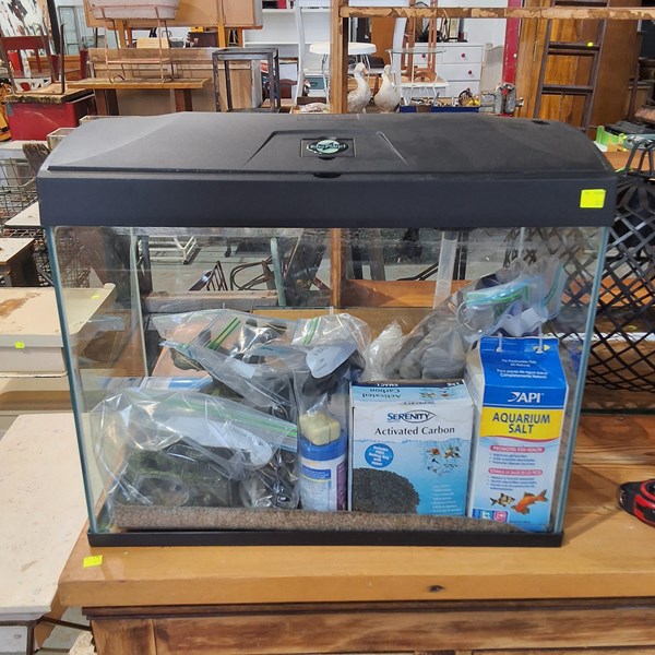 Lot 542 - AQUARIUM
