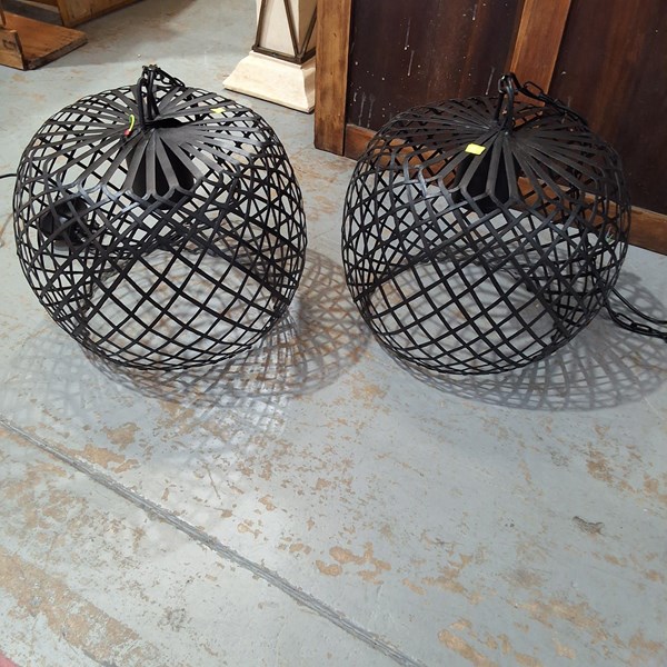 Lot 553 - HANGING LIGHTS