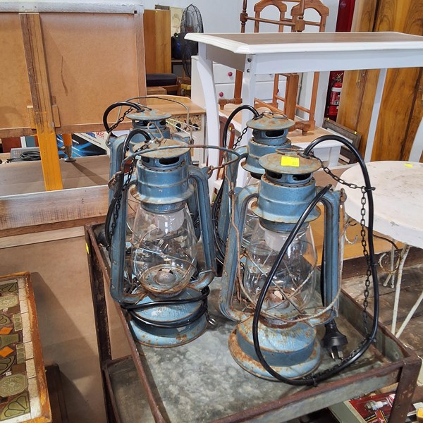 Lot 333 - LANTERNS