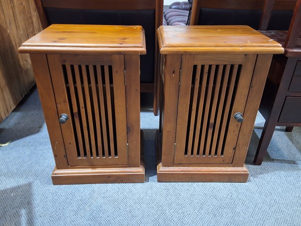 Lot 424 - BEDSIDES