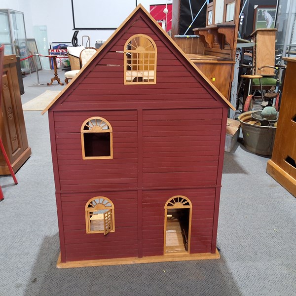 Lot 397 - DOLLS HOUSE