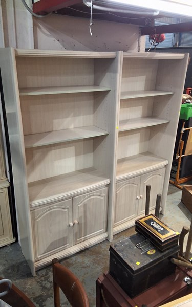 Lot 585 - BOOKSHELVES
