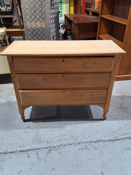 Lot 315 - CHEST OF DRAWERS
