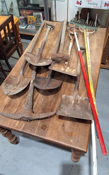 Lot 499 - GARDEN TOOLS