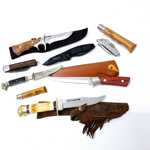 Lot 1054 - KNIVES