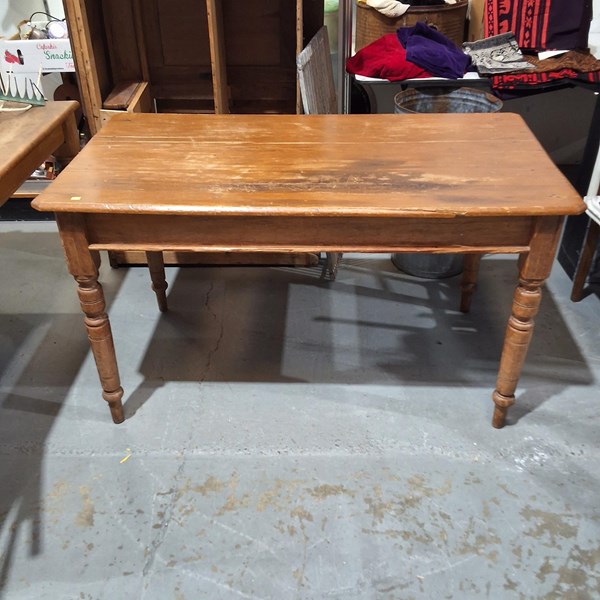 Lot 464 - KITCHEN TABLE