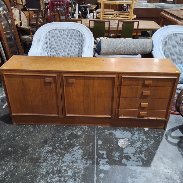 Lot 564 - SIDEBOARD