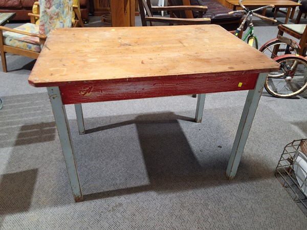 Lot 415 - KITCHEN TABLE