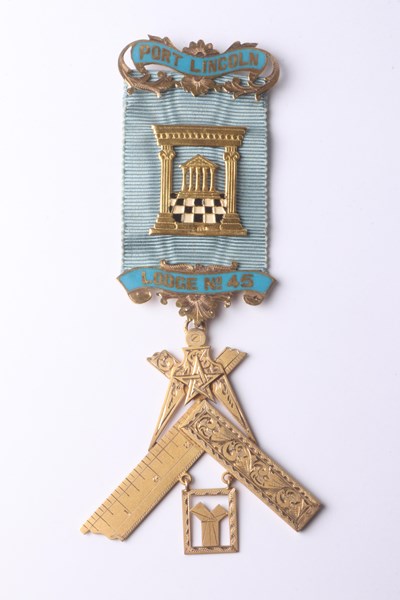 Lot 1021 - GOLD LODGE MEDAL