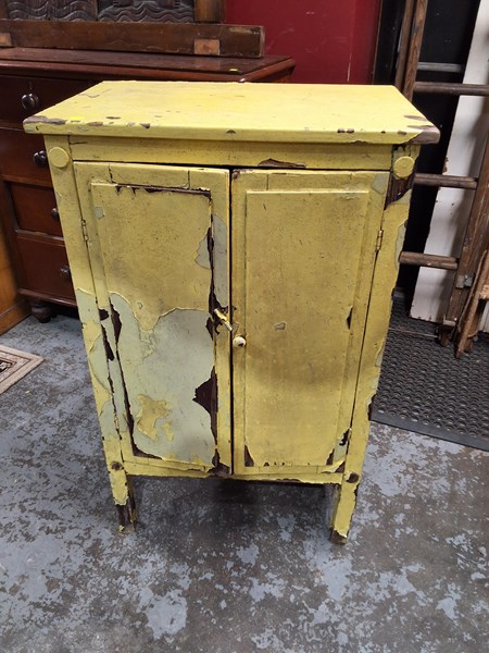 Lot 295 - CUPBOARD