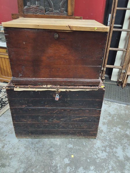 Lot 426 - TRUNKS