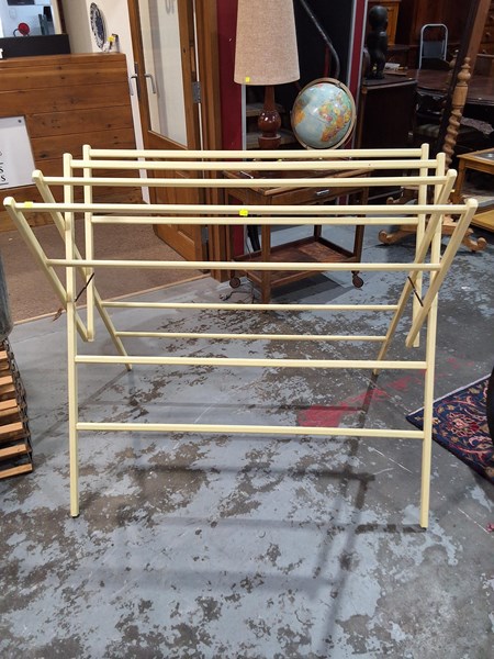 Lot 438 - CLOTHES AIRER