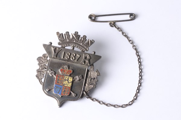 Lot 1016 - SILVER BROOCH