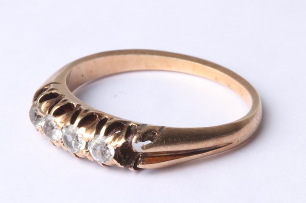 Lot 1010 - GOLD RING