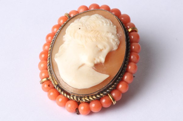 Lot 1015 - CAMEO BROOCH