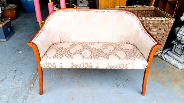 Lot 455 - PETITE SETTEE