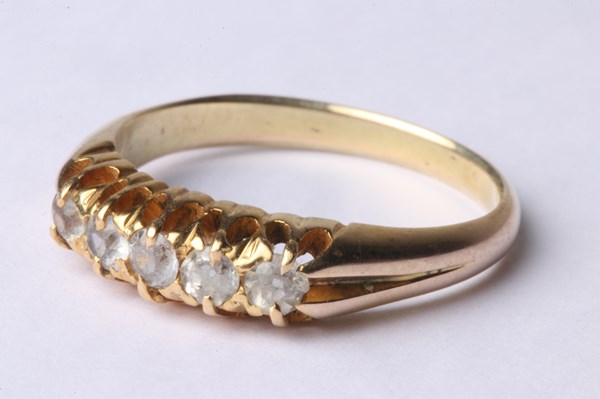 Lot 1004 - GOLD RING